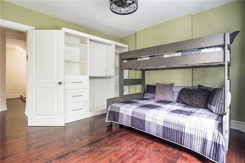 17 Stanley Avenue photo 32