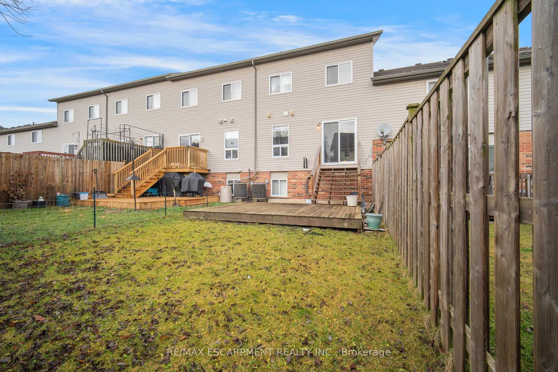 284 Sophia Crescent photo 40