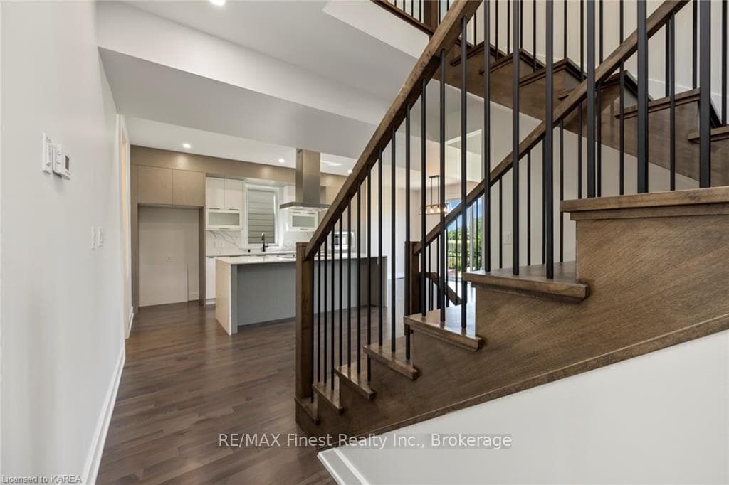 20 PARK Crescent photo 8