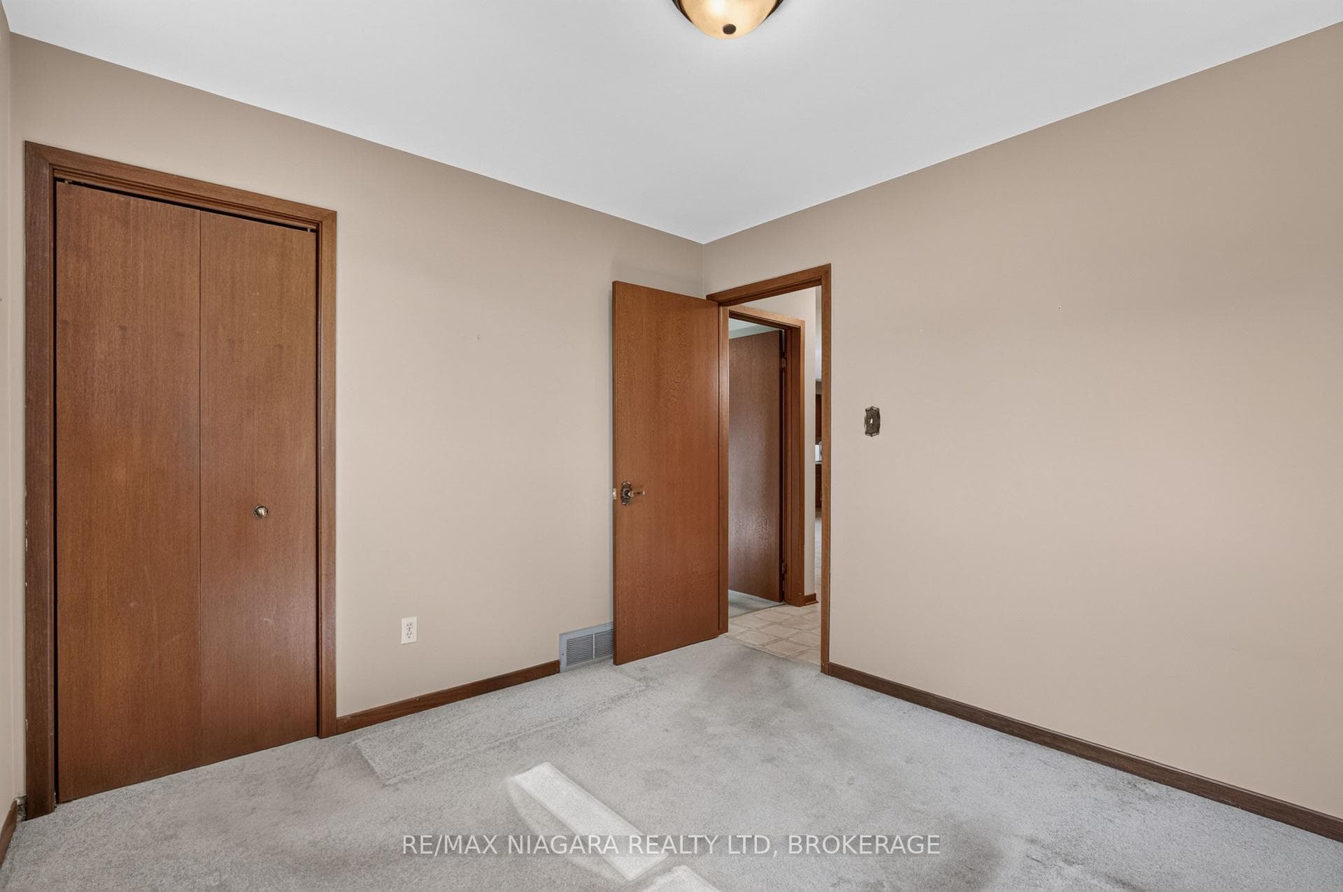 5777 Sunnylea Crescent photo 23