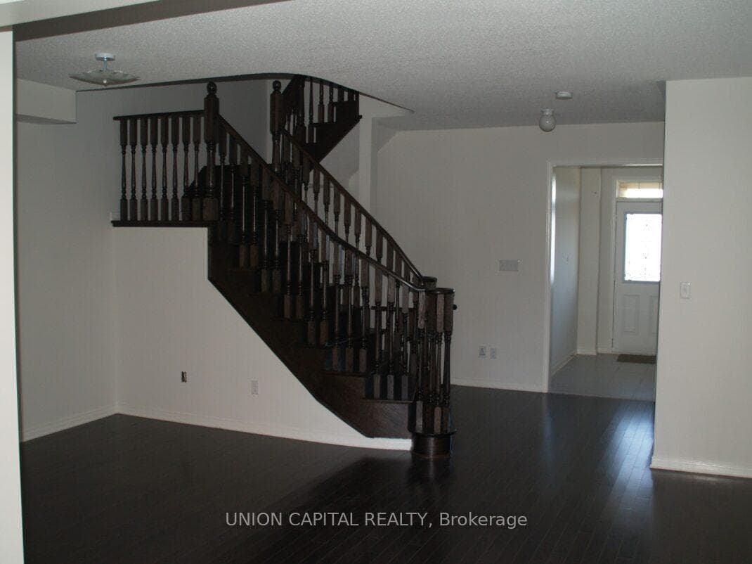1222 Blencowe Crescent photo 5