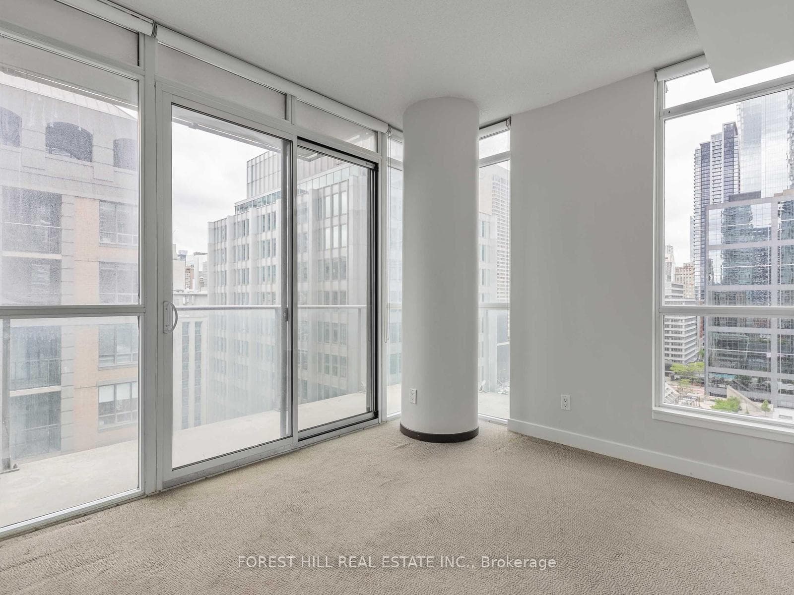 126 Simcoe Street Unit 1407 photo 16