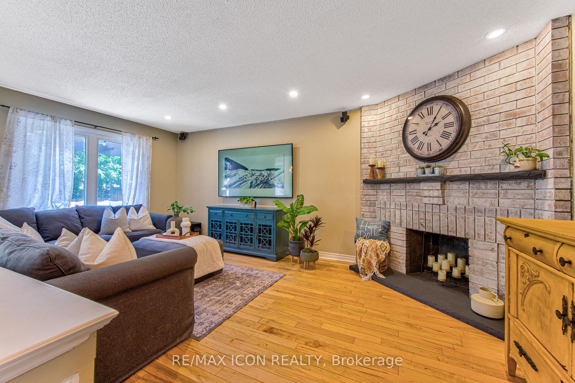 15 Hall Crescent photo 16