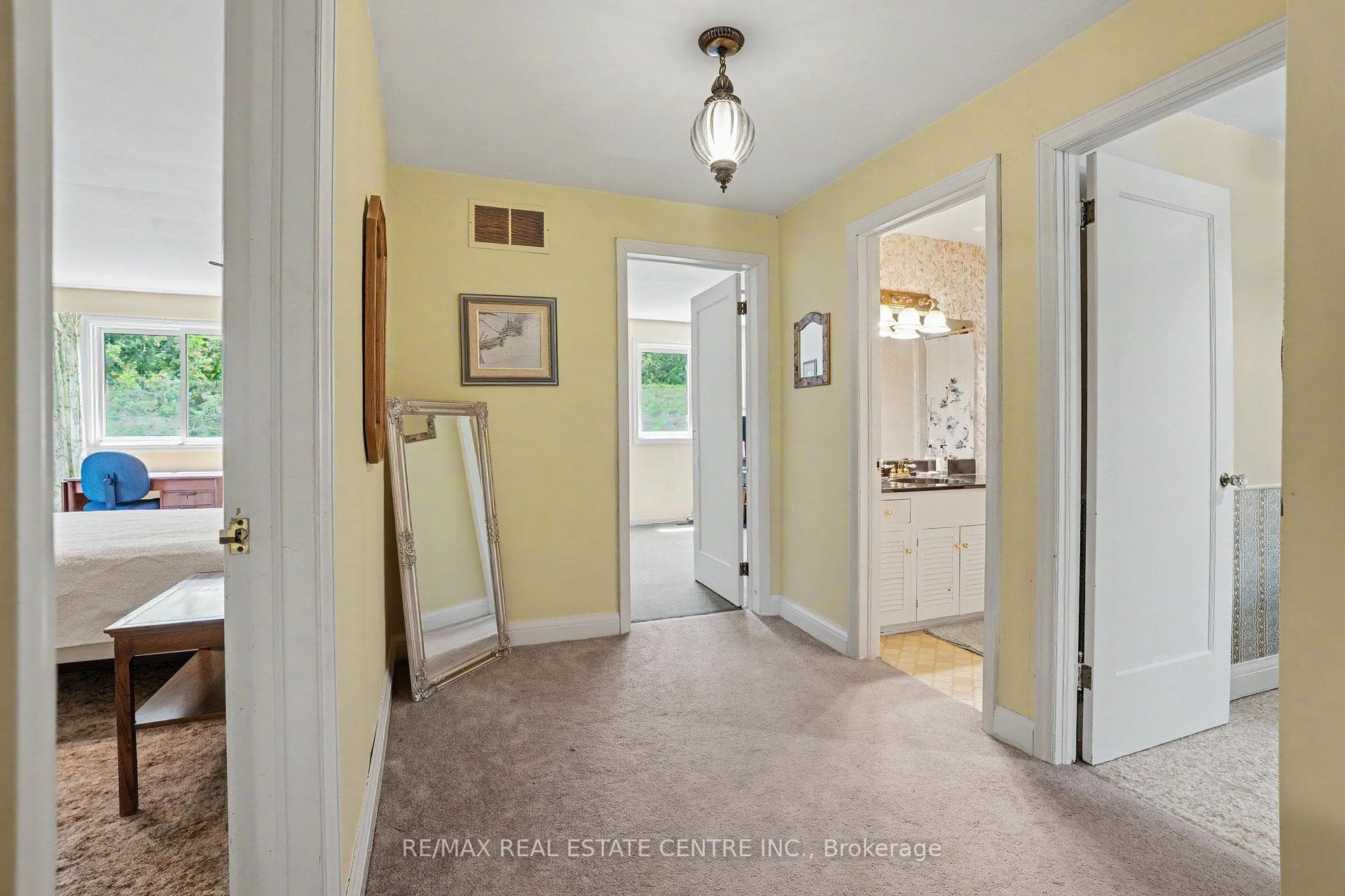 2068 Wellington Avenue photo 14