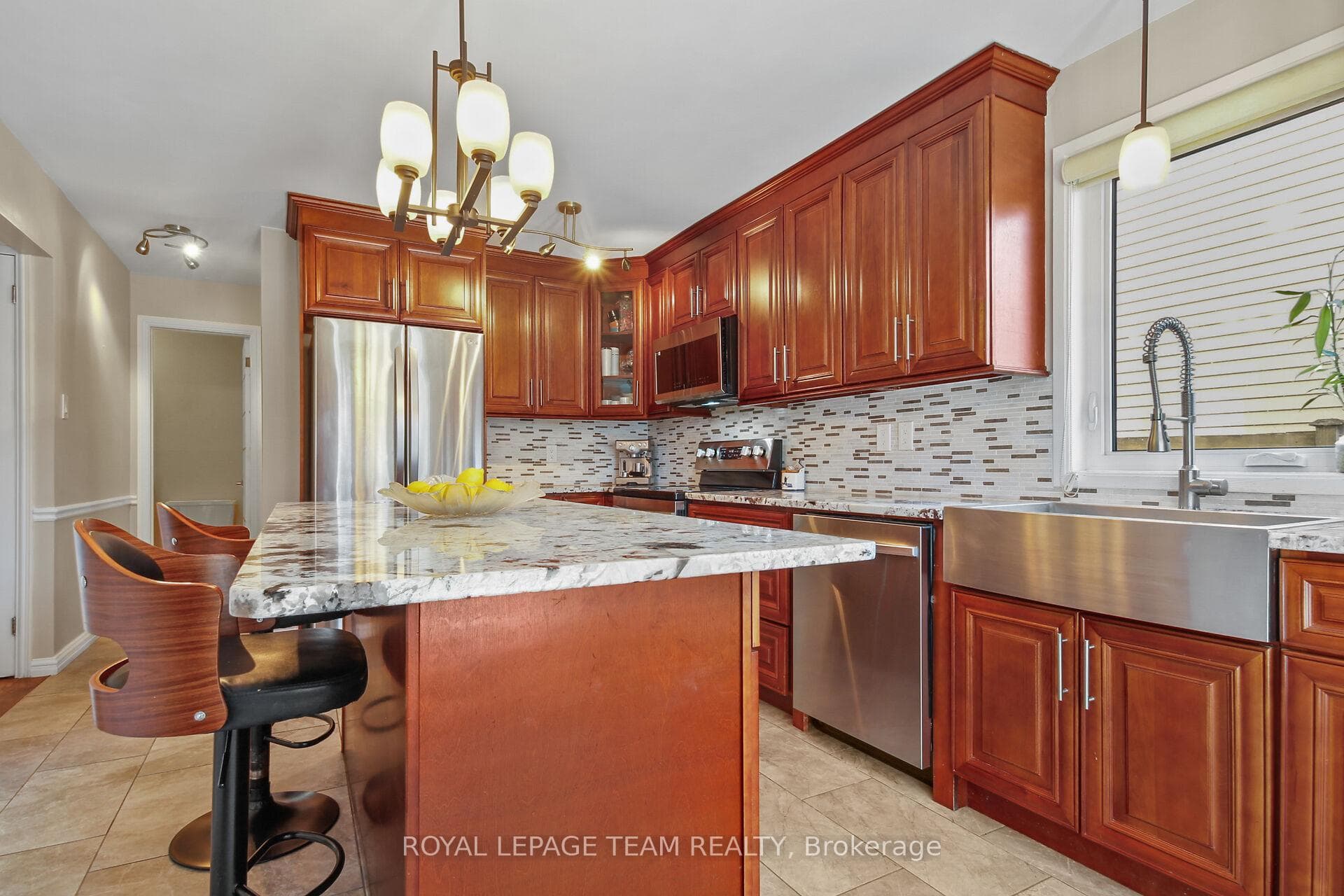 Remodelled kitch w/cherry cabinets & granite