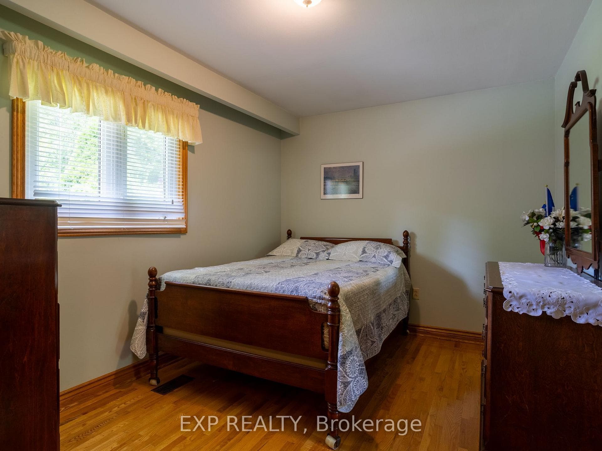 327 Angelene Street photo 10