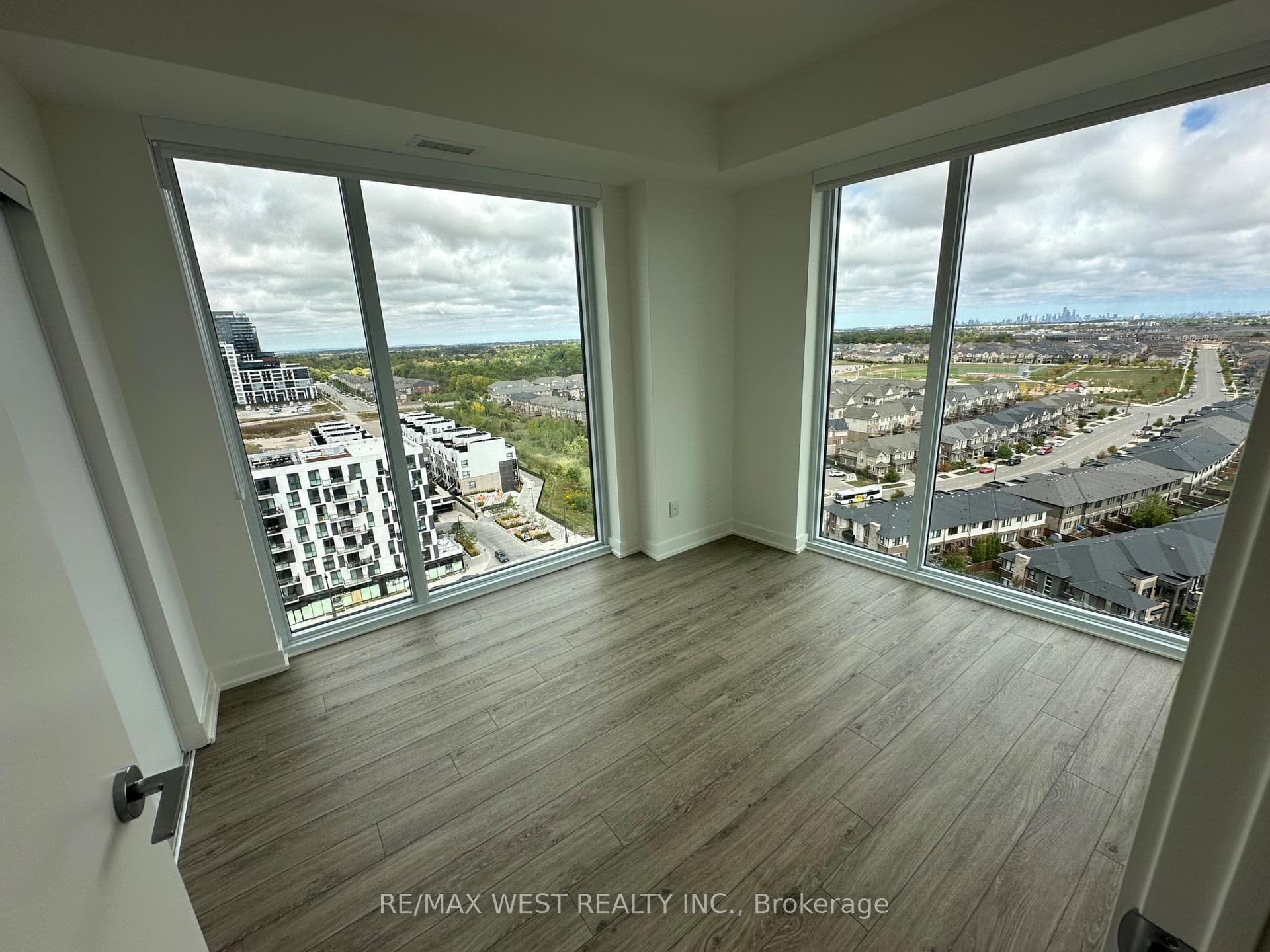 3079 Trafalgar Road Unit 1507 photo 6