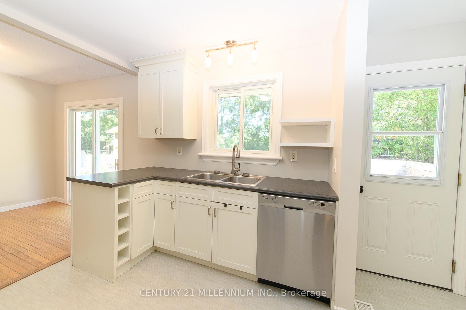 9 Brock Crescent photo 7