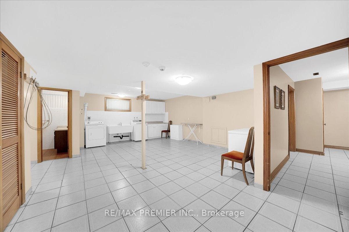 100 Hallsport Crescent photo 42