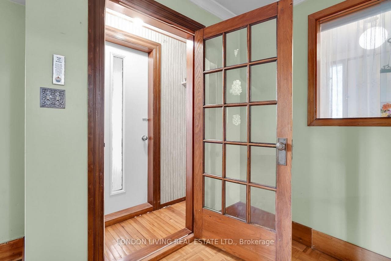 596 Kingsway Avenue photo 2