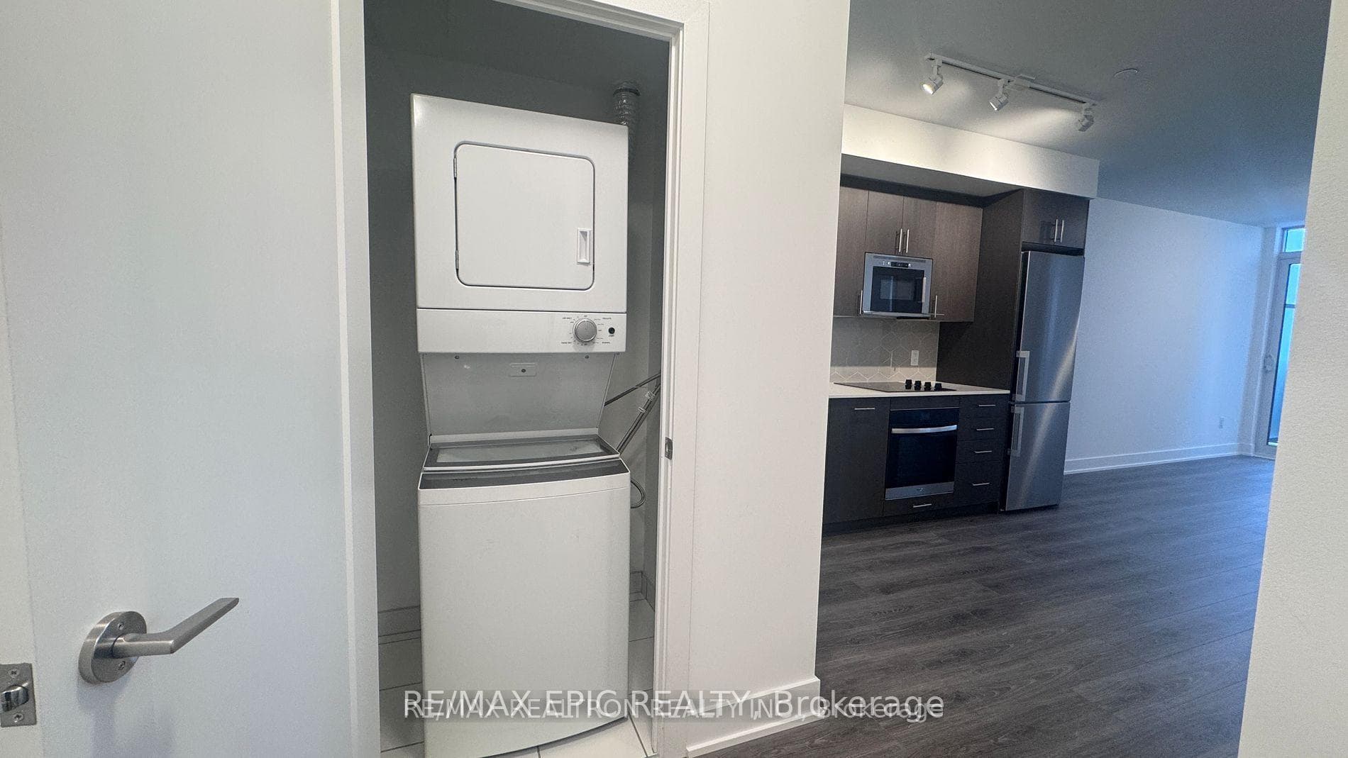 2545 Simcoe Street Unit 913 photo 9
