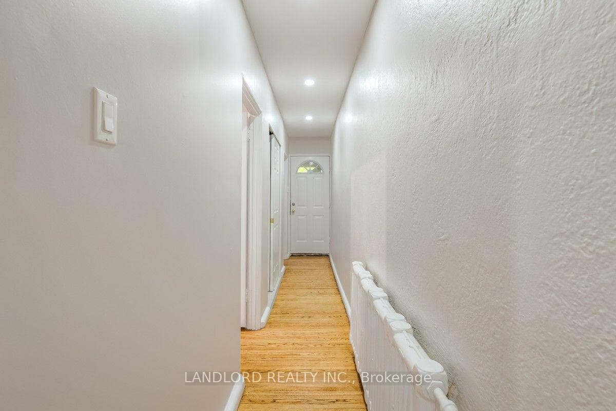 16 Acacia Road Unit Lower photo 9