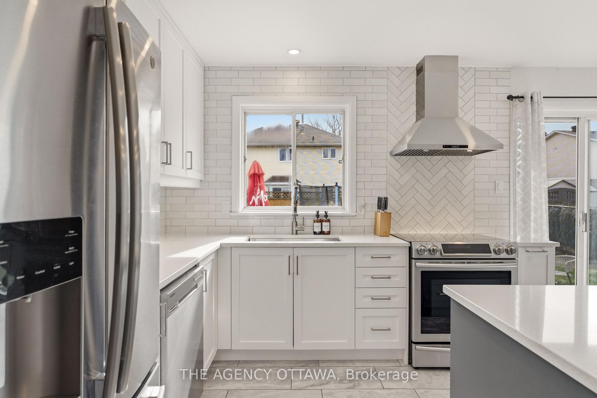 White shaker cabinets & herringbone backsplash