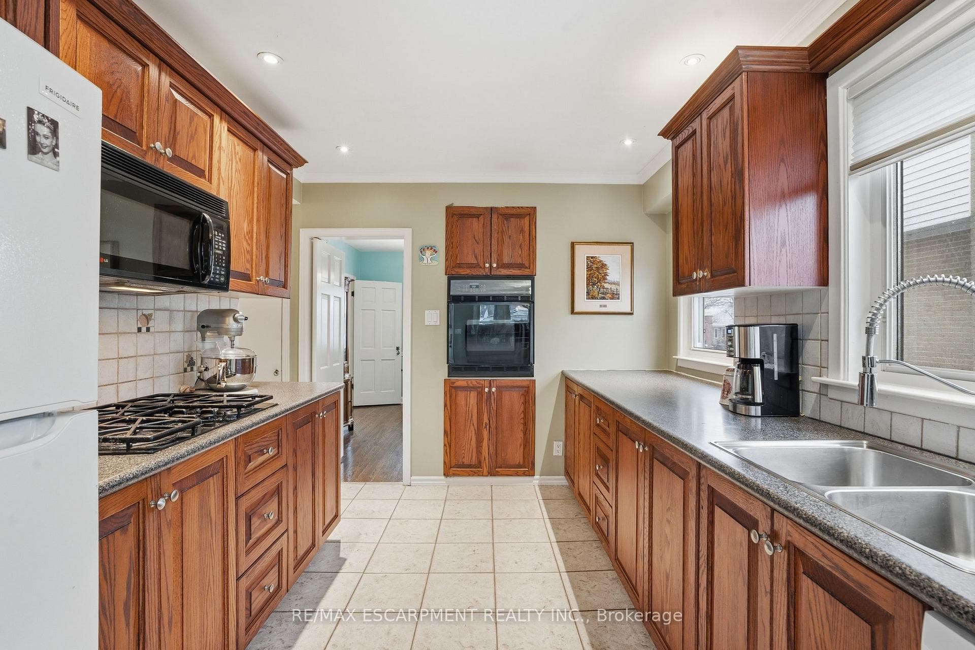 77 Arcade Crescent photo 15