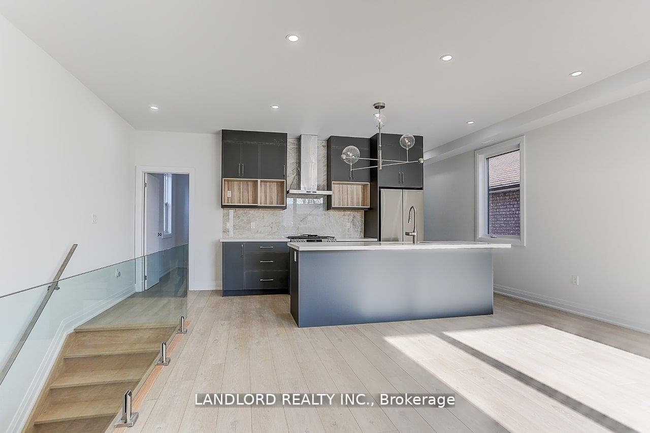 30 Lambton Avenue Unit Upper photo 12