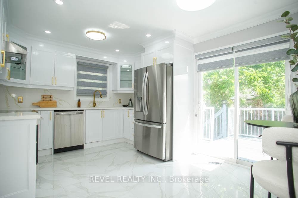 61 Leslie Avenue photo 12