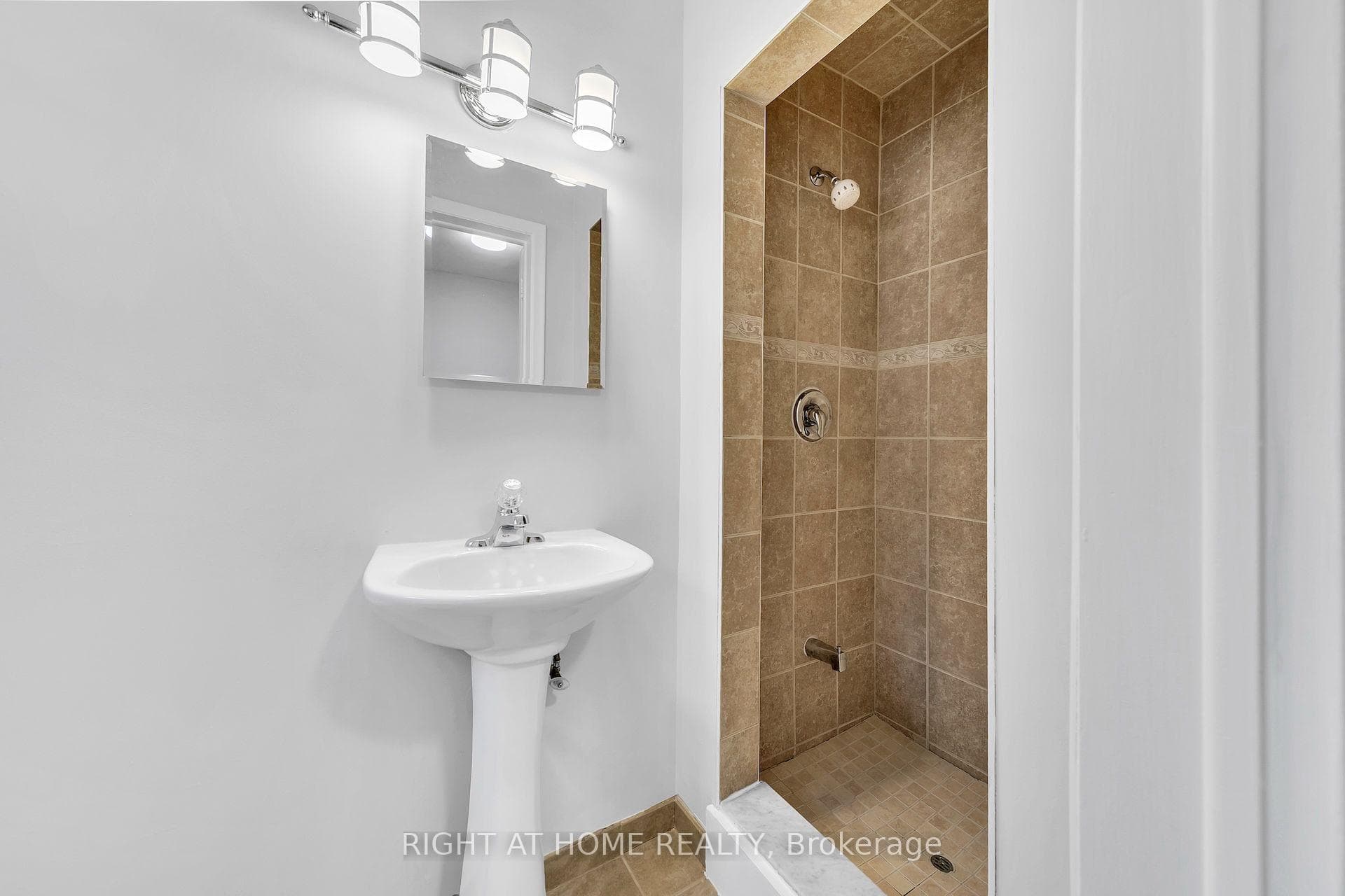 88 Peckham Avenue photo 26