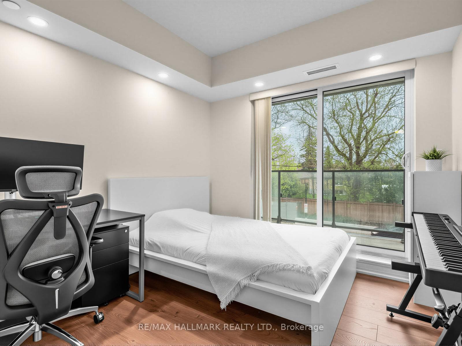 Spacious 2nd bedroom