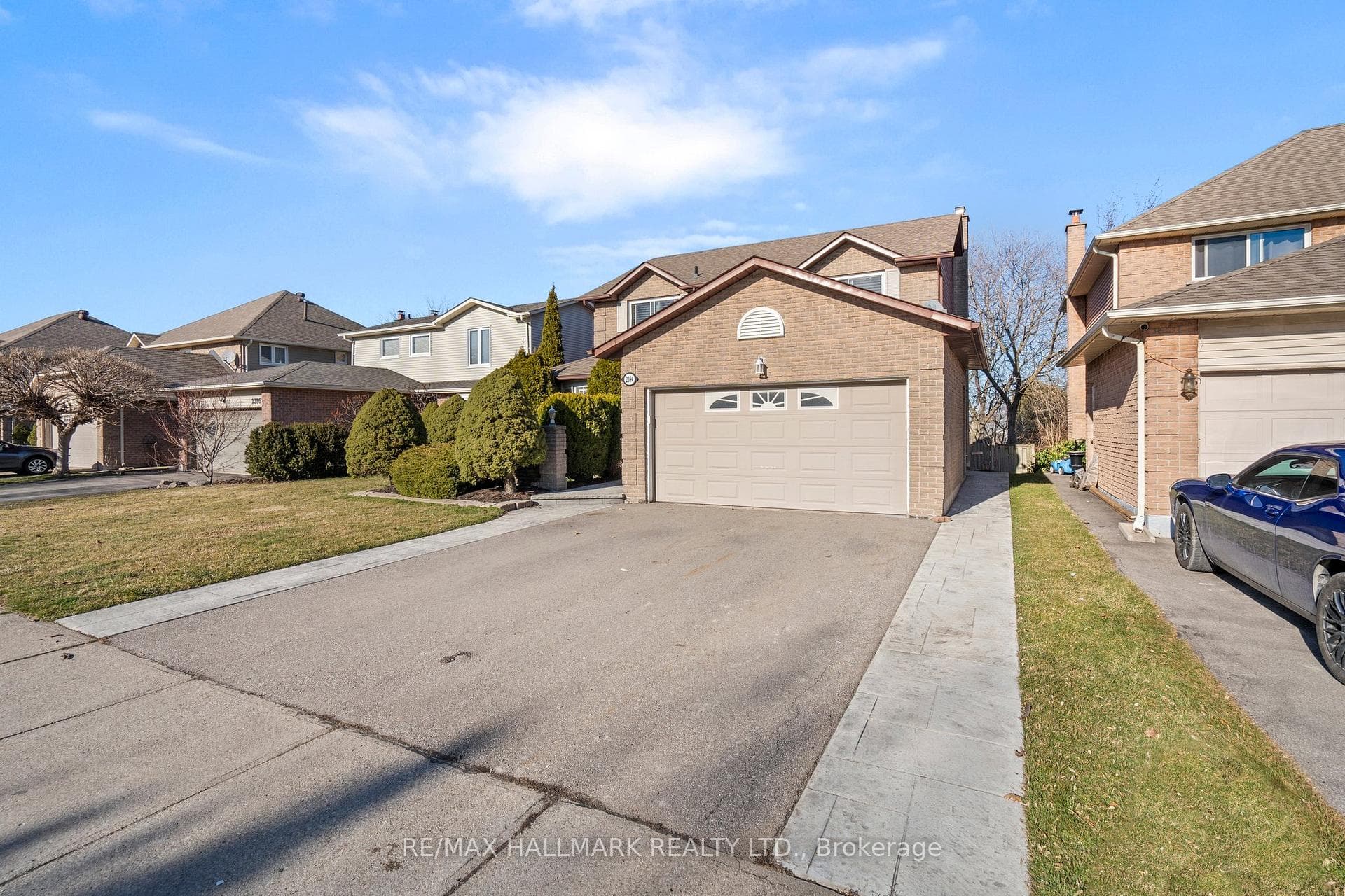 2394 Arnold Crescent photo 2