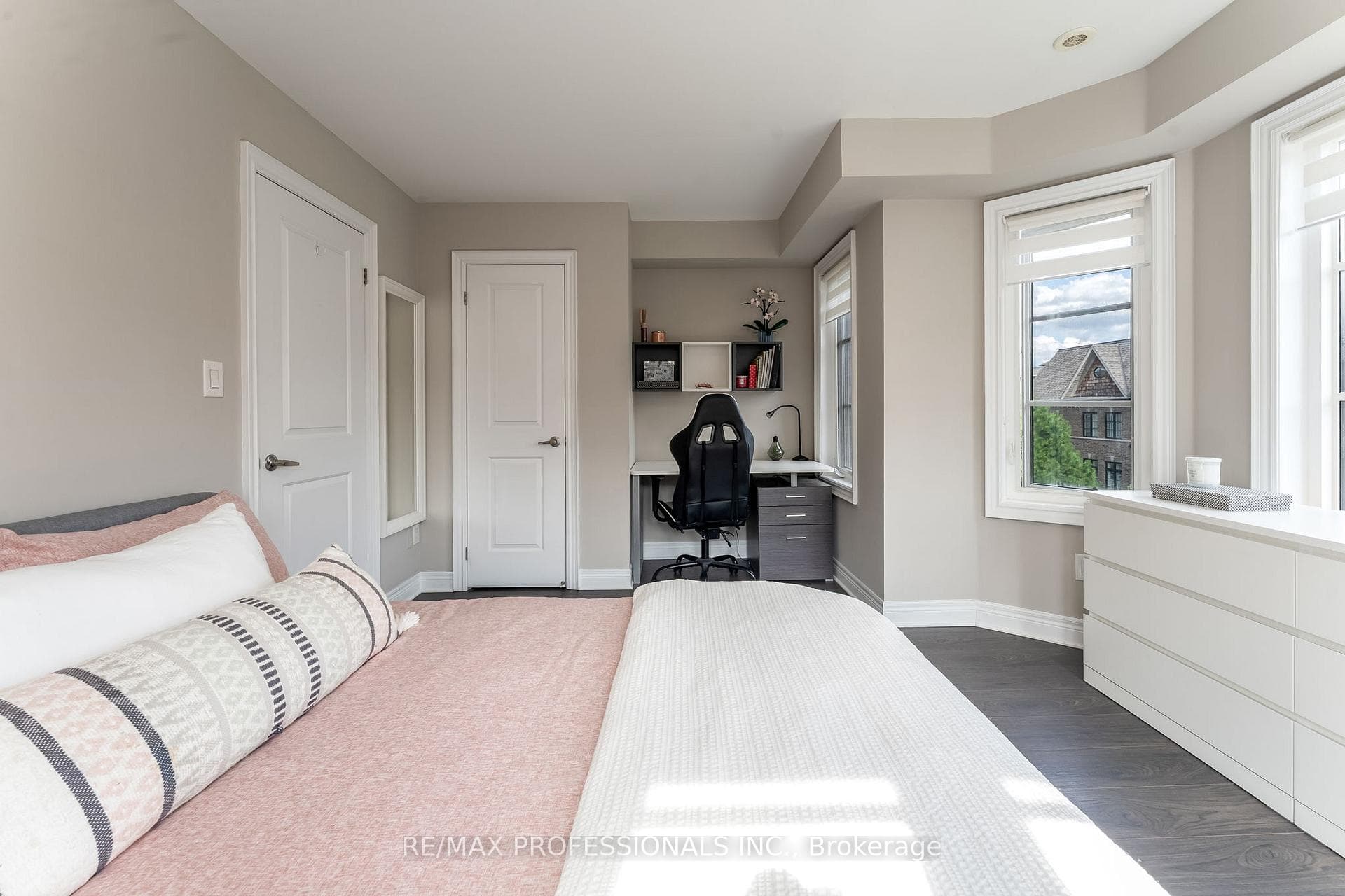 1812 Burnhamthorpe Road Unit 1 photo 37