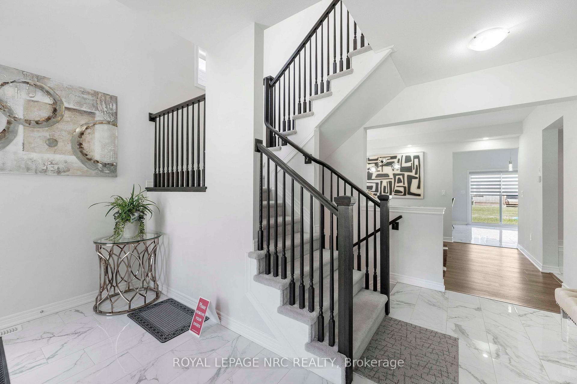 12 Swan Avenue photo 7
