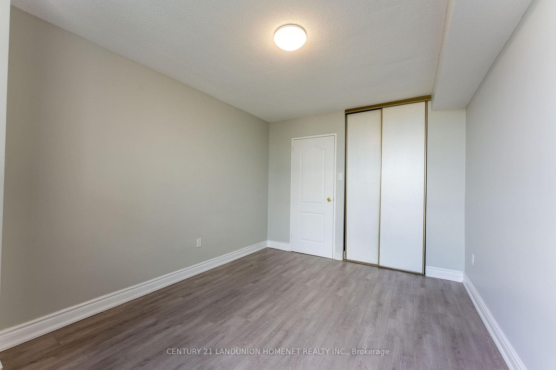 362 THE EAST MALL Drive Unit 703 photo 21