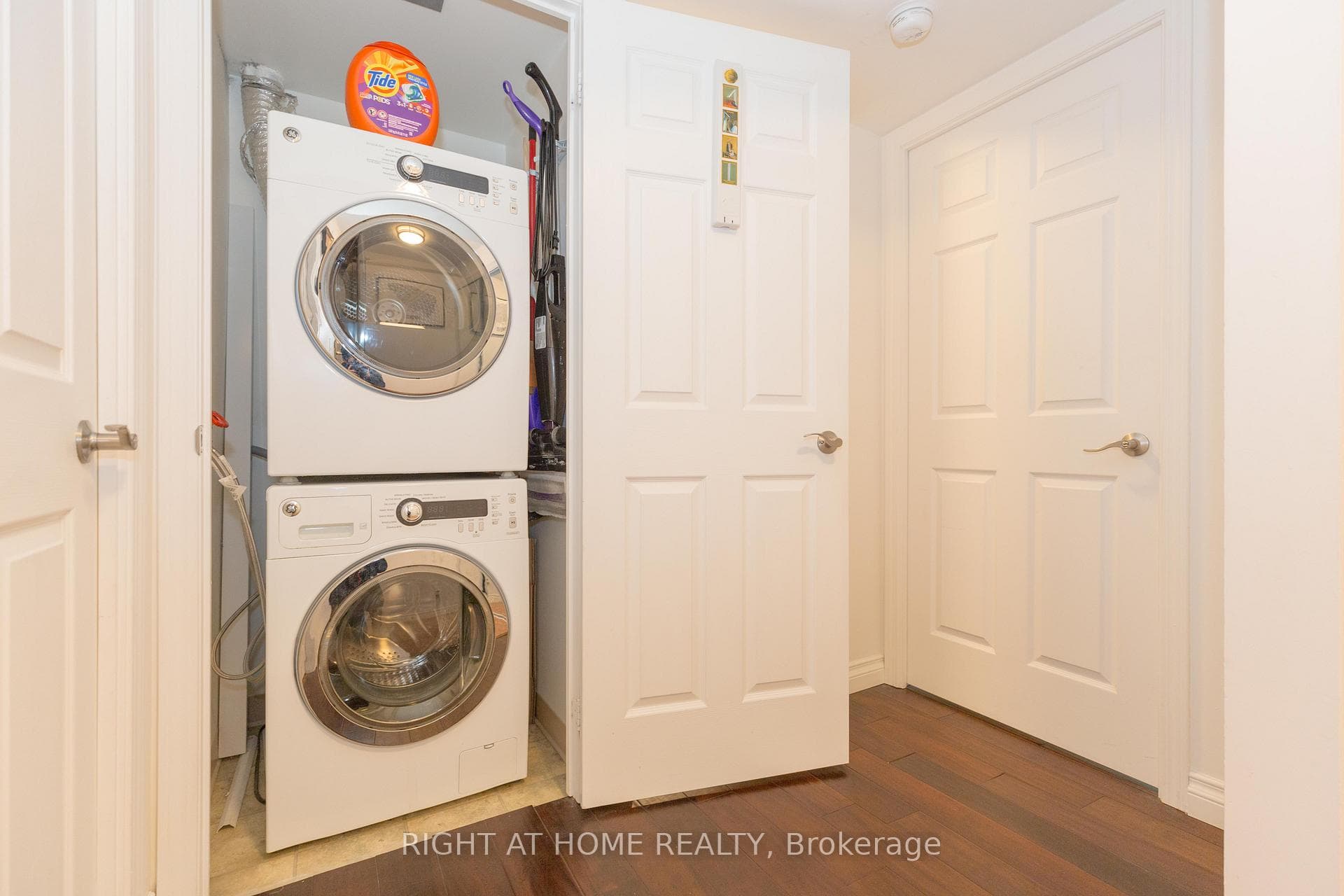 30 Grand Trunk Crescent Unit 506 photo 22