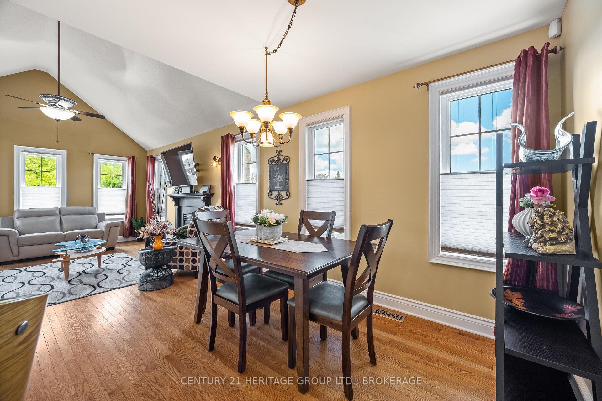 100 BRITANNIA Crescent photo 21