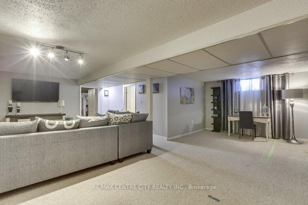 272 Burlington Crescent photo 32