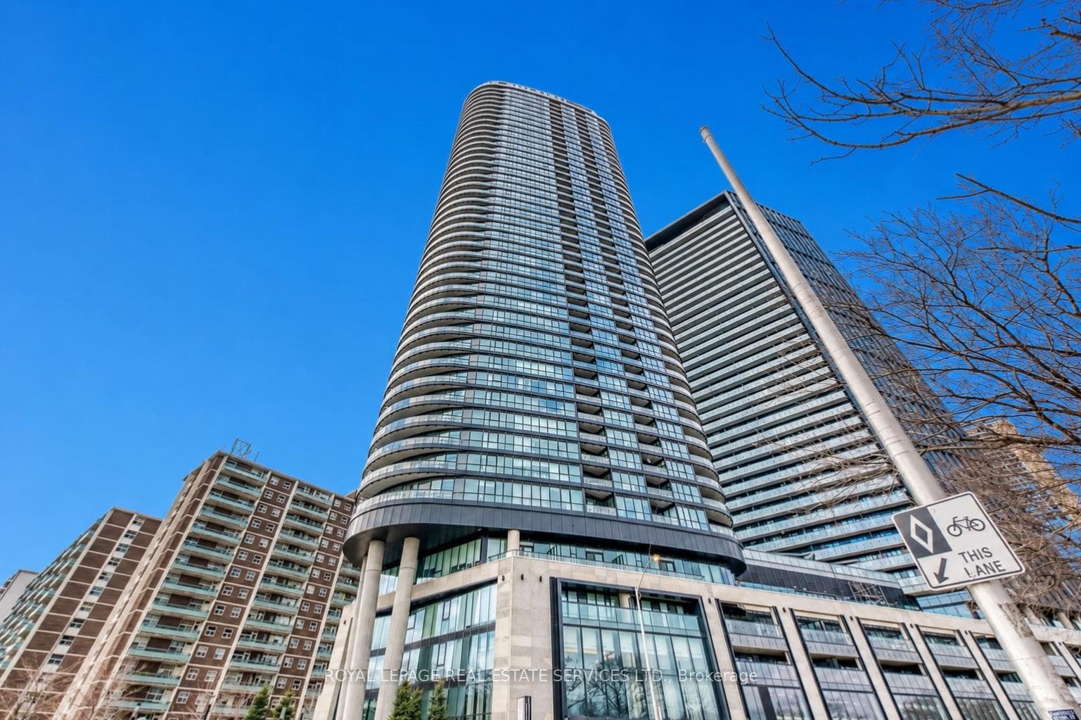 585 Bloor Street Unit 1320 photo 2