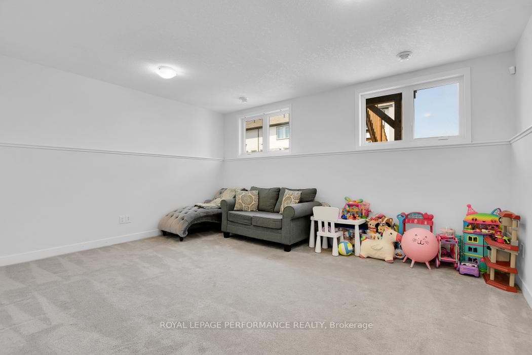 30 WHITCOMB Crescent photo 27