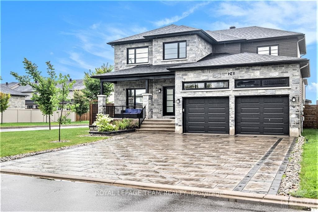 241 SUNSET Crescent photo 3
