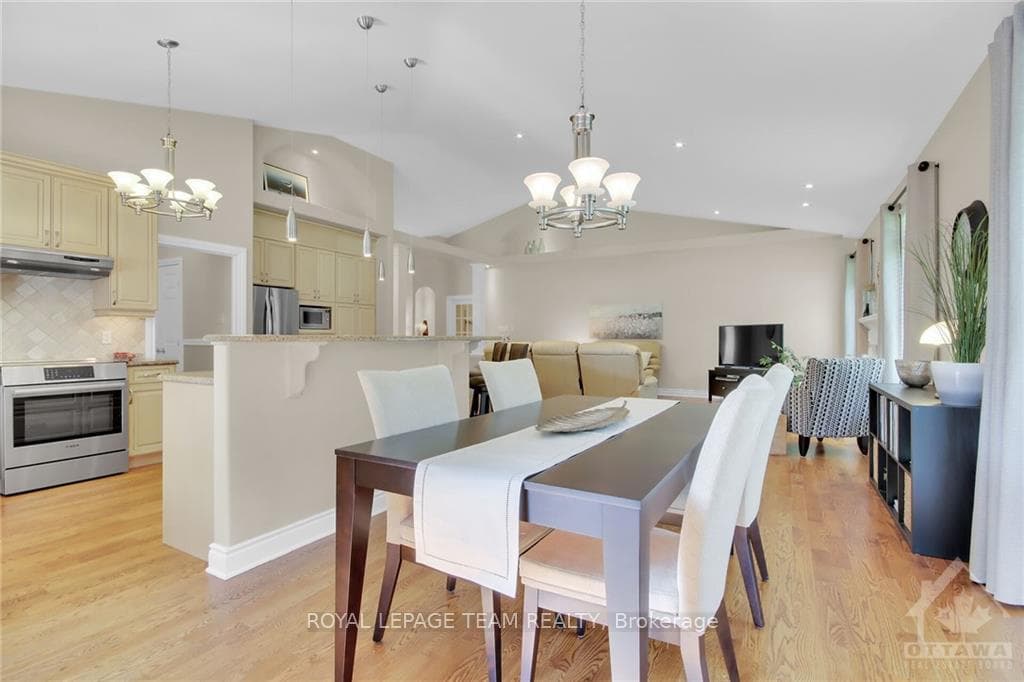 1122 PEGASUS Crescent photo 8