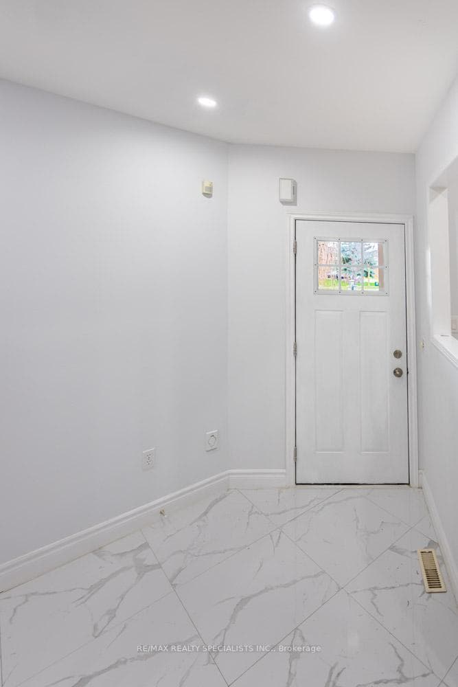 6281 Lisgar Drive photo 4