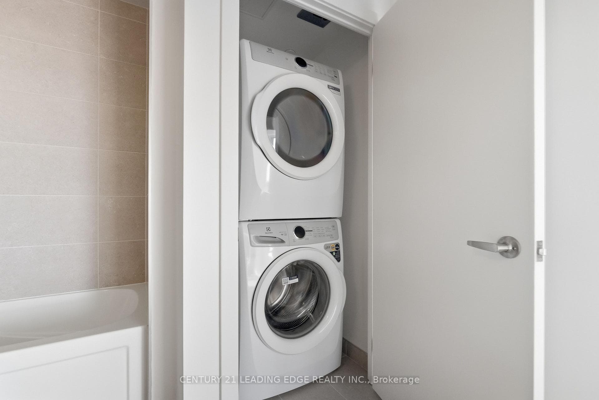 2088 James Street Unit 910 photo 17