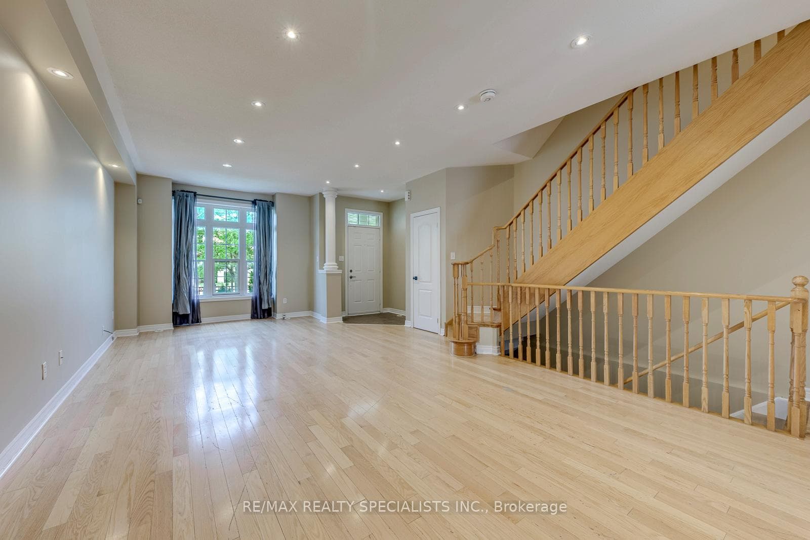 5494 Tenth Line photo 8