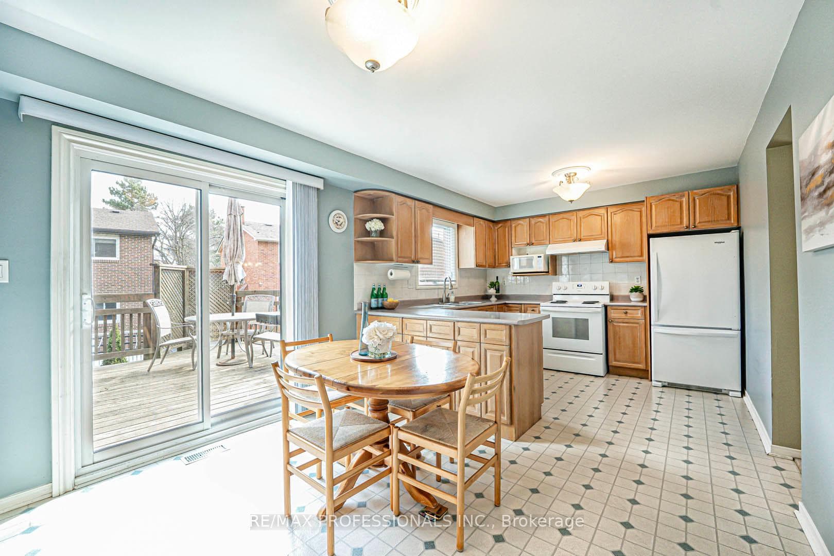 3953 Selkirk Place photo 11