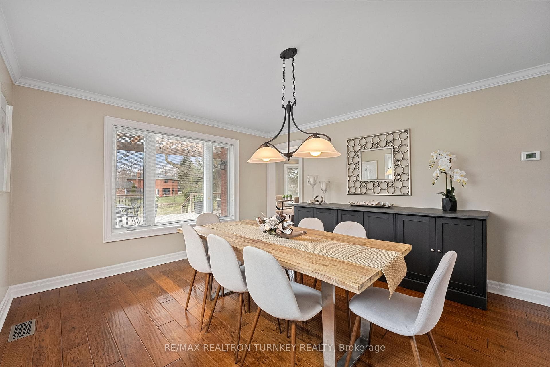 Bright and spacious dining for dinner parties