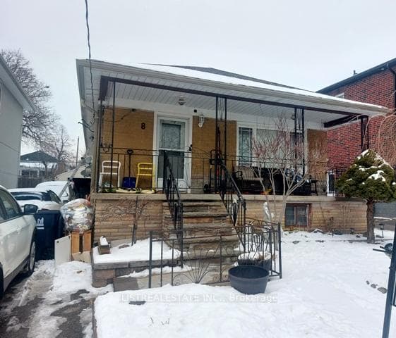 8 Medonte Avenue photo 1