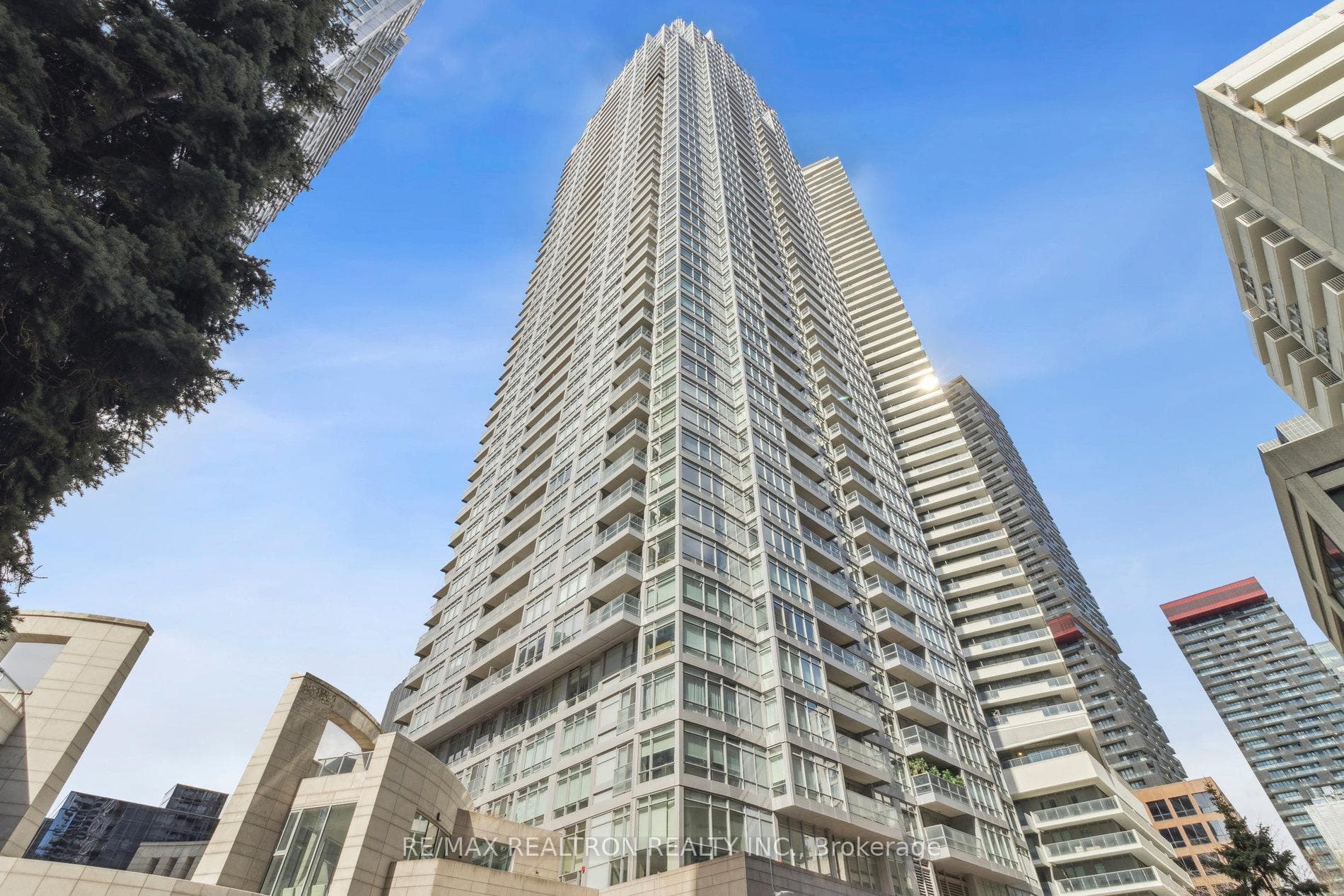 2191 Yonge Street Unit 2807 photo 2