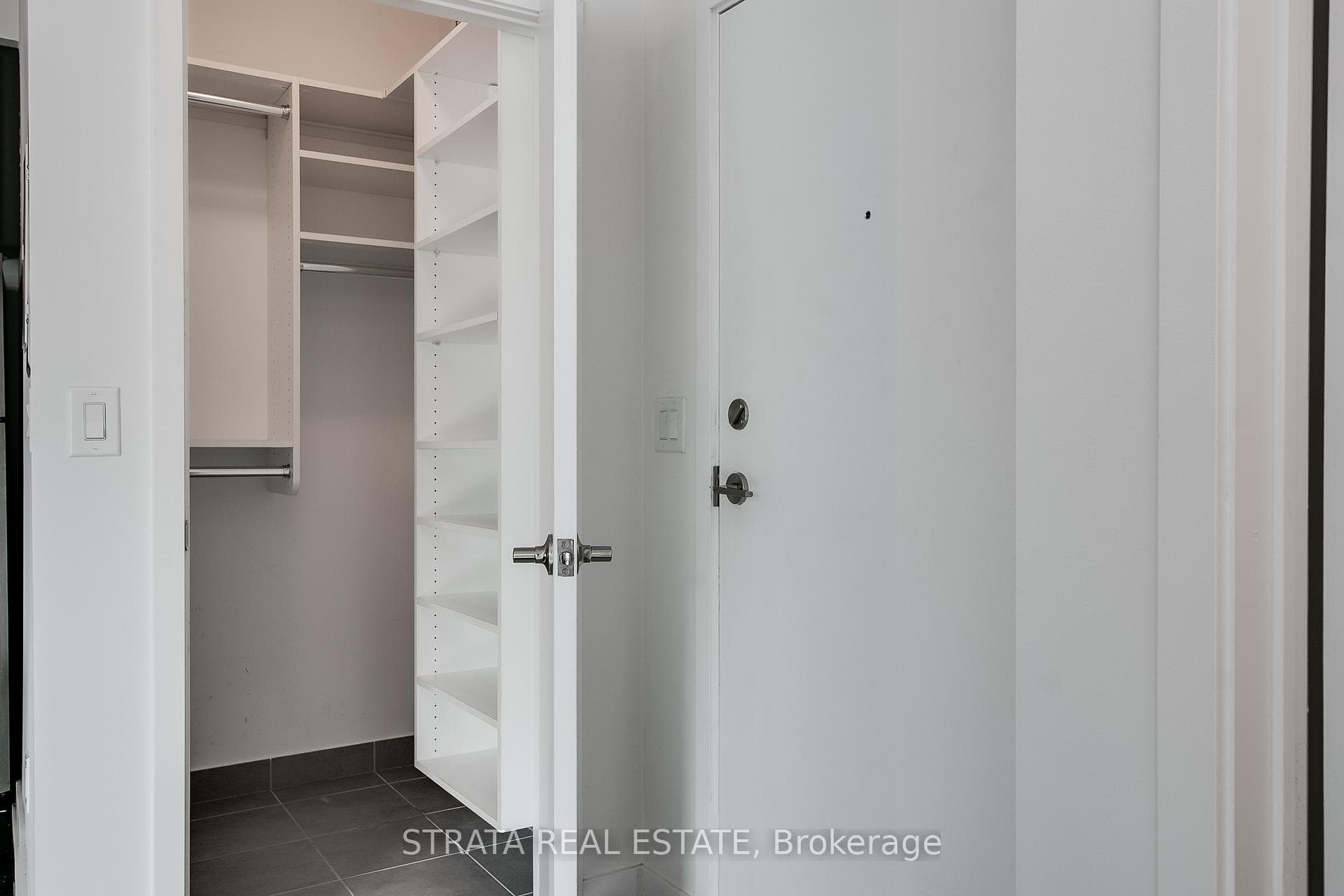 400 Wellington Street Unit 806 photo 23