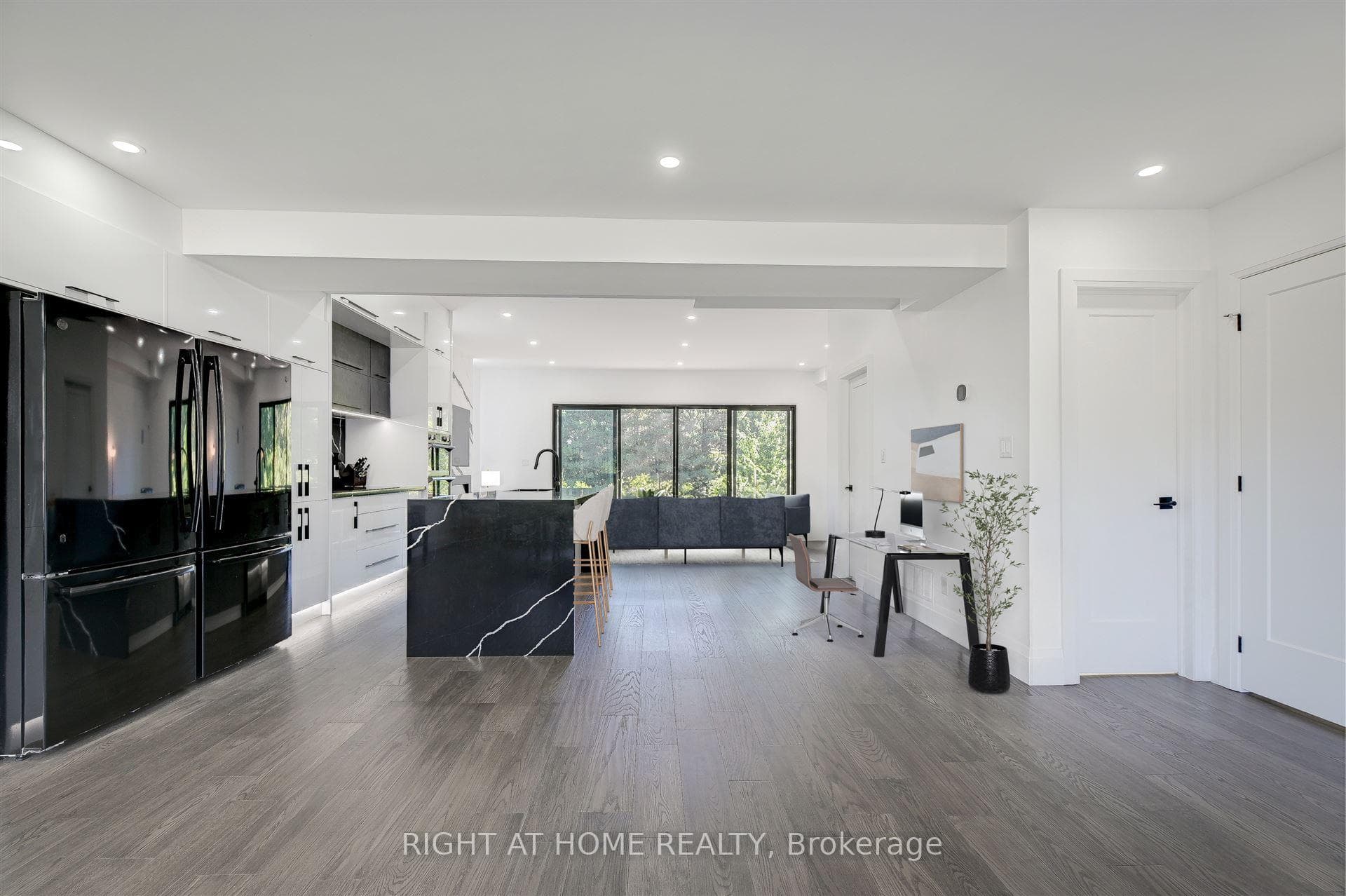 161 Treverton Drive photo 4