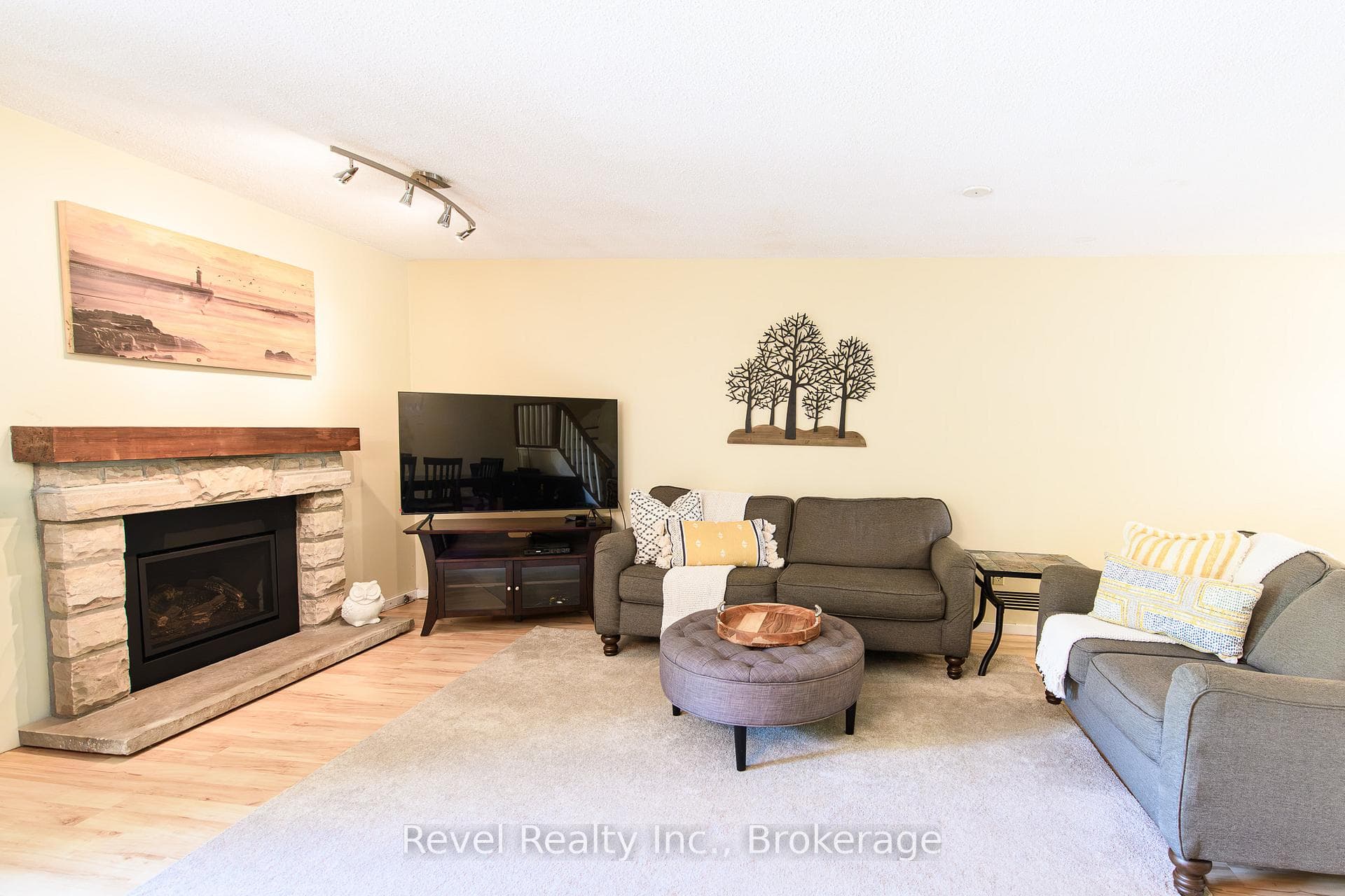 440 Oxbow Crescent photo 5