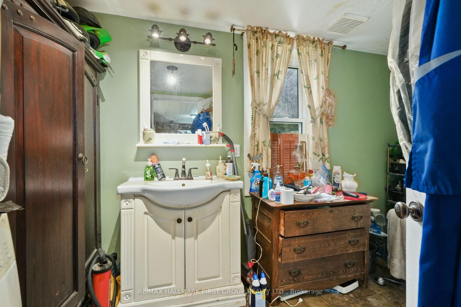 689 Broomfield Road photo 12