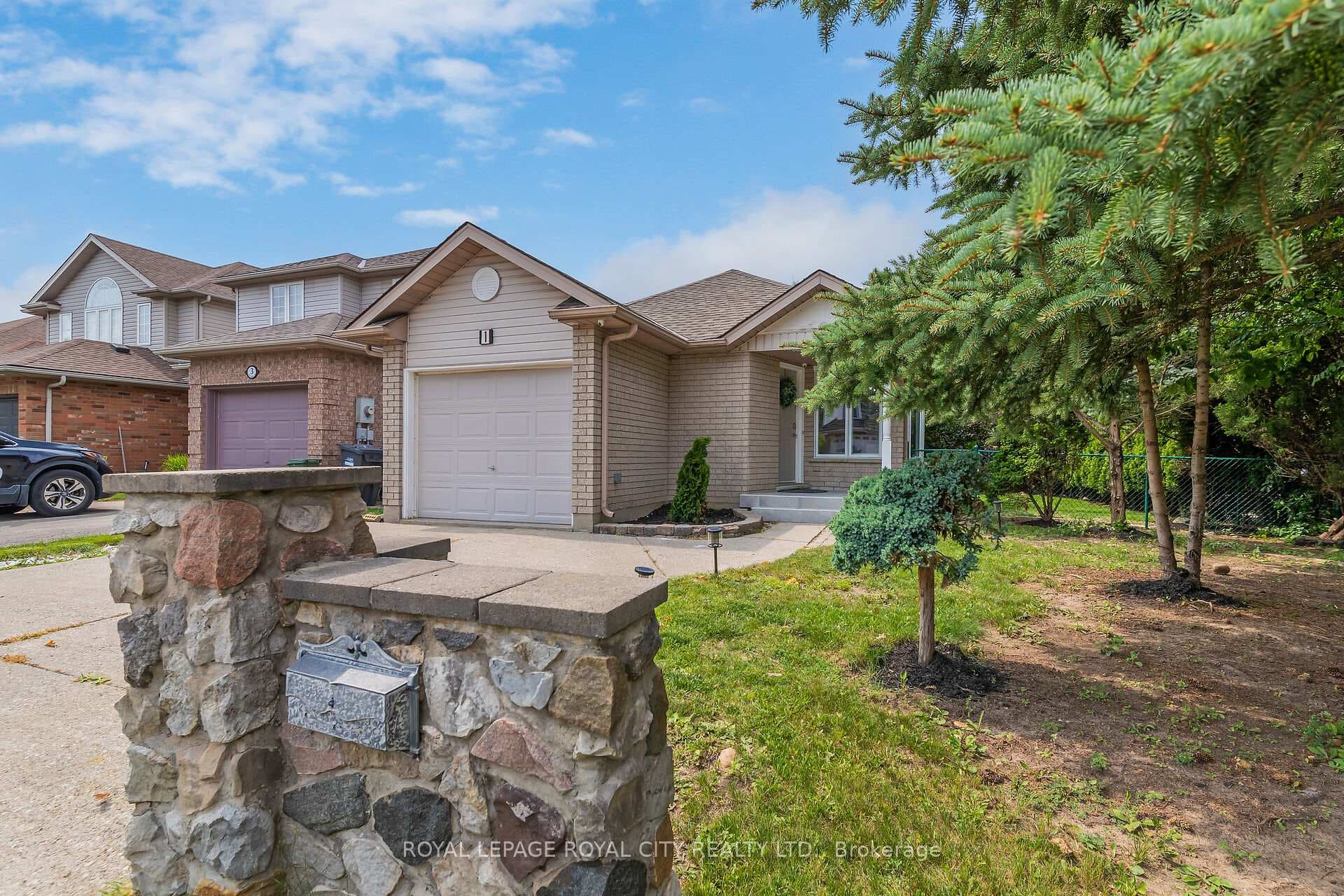1 Boulder Crescent photo 3
