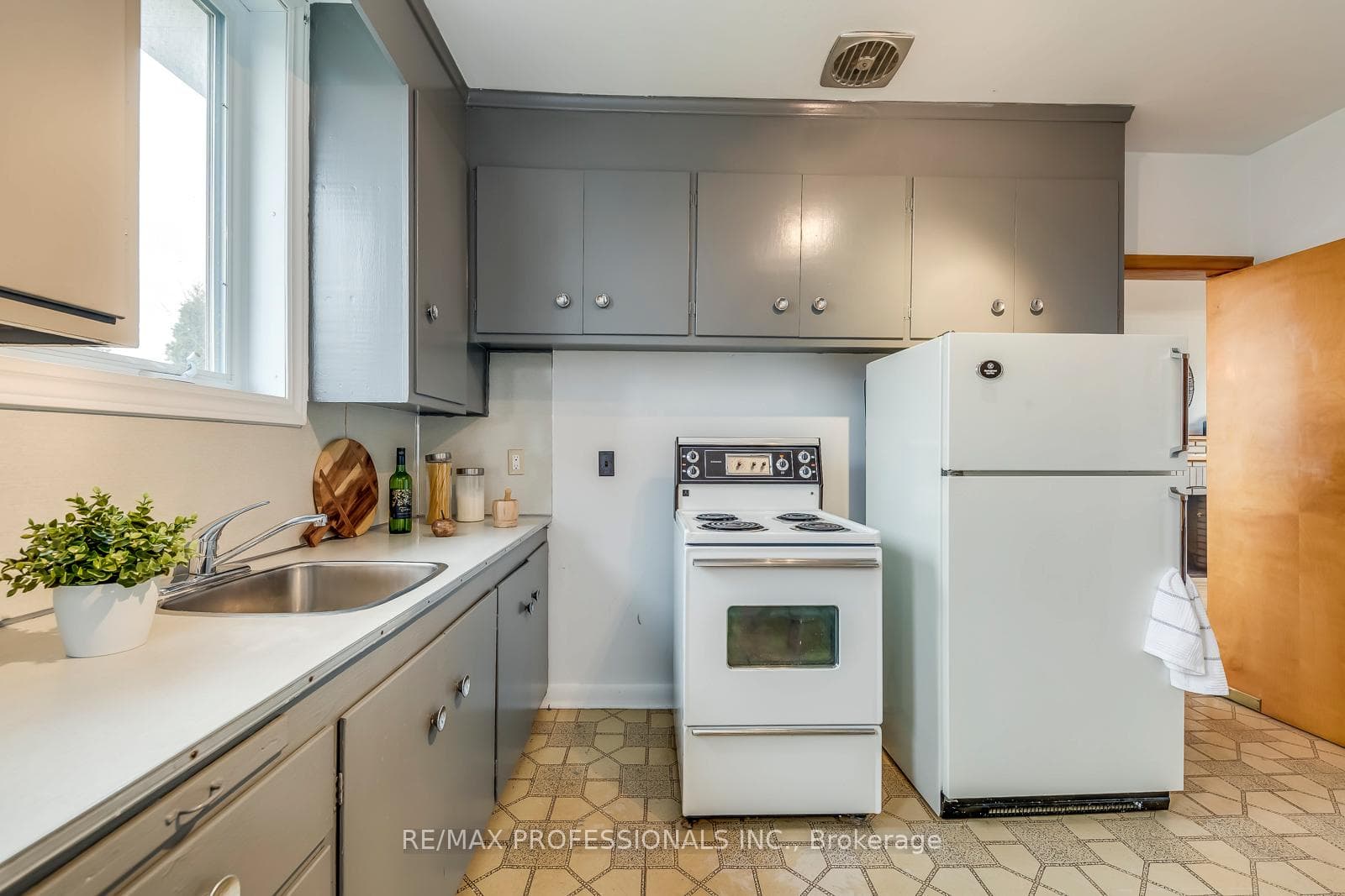 4022 Bloor Street photo 17