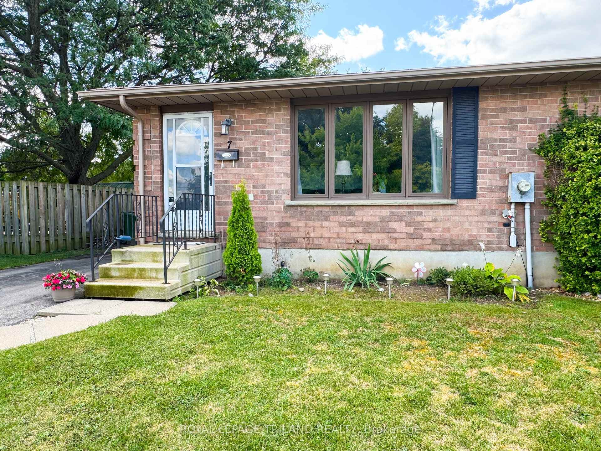 7 GOLDING Place photo 3