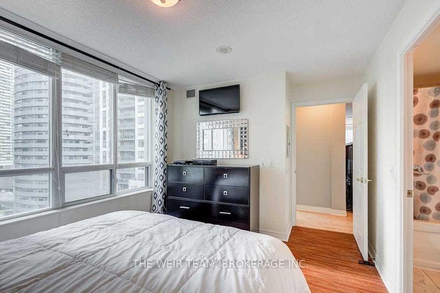 51 Lower Simcoe Street Unit 1807 photo 6