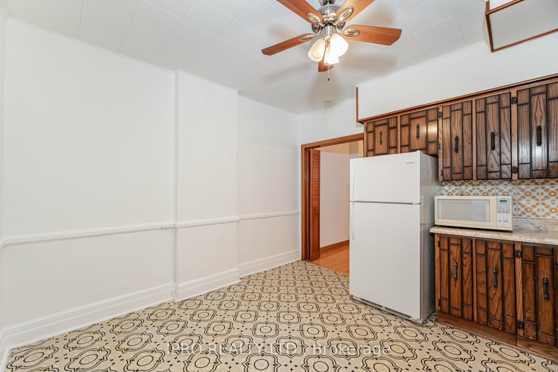 136 Marchmount Road photo 16