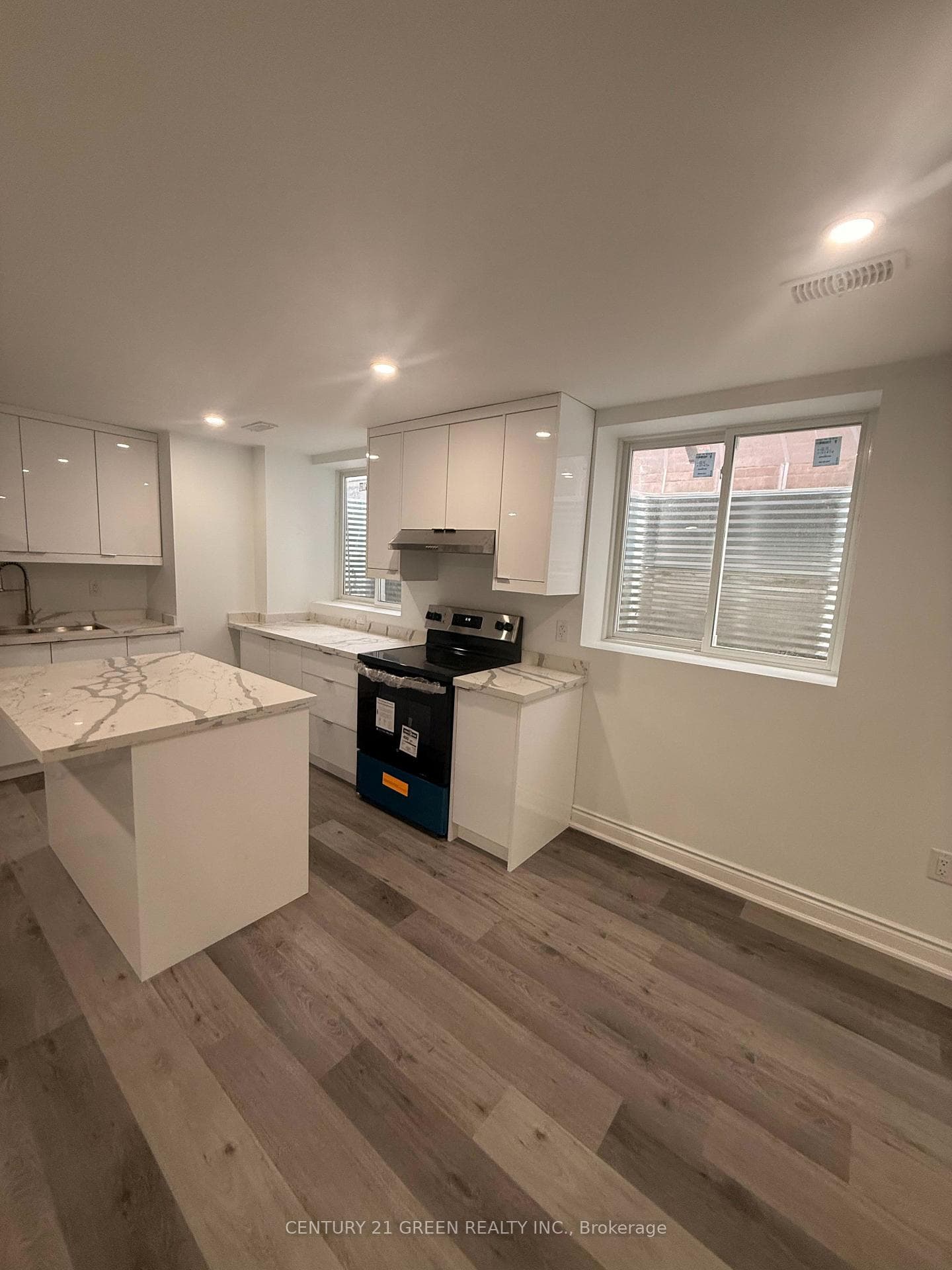 633 Fullum Landing Unit Bsmt photo 3